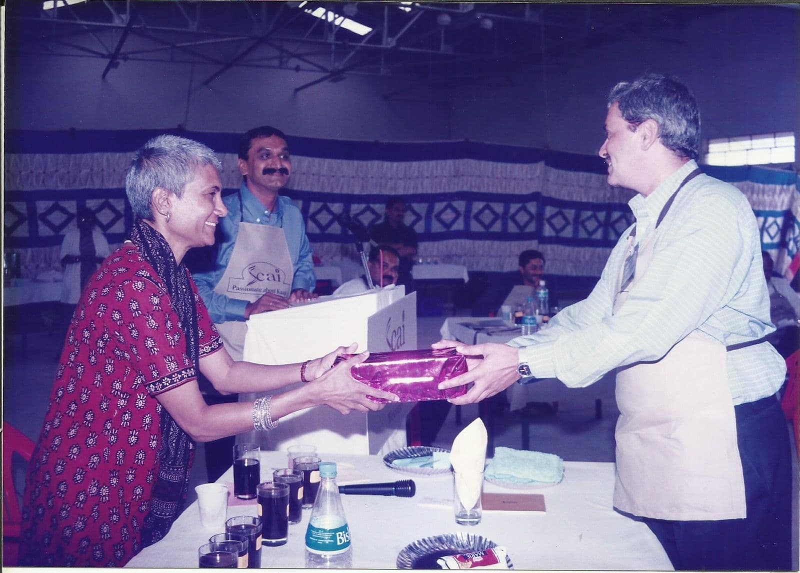 Gift handover during a cupping event